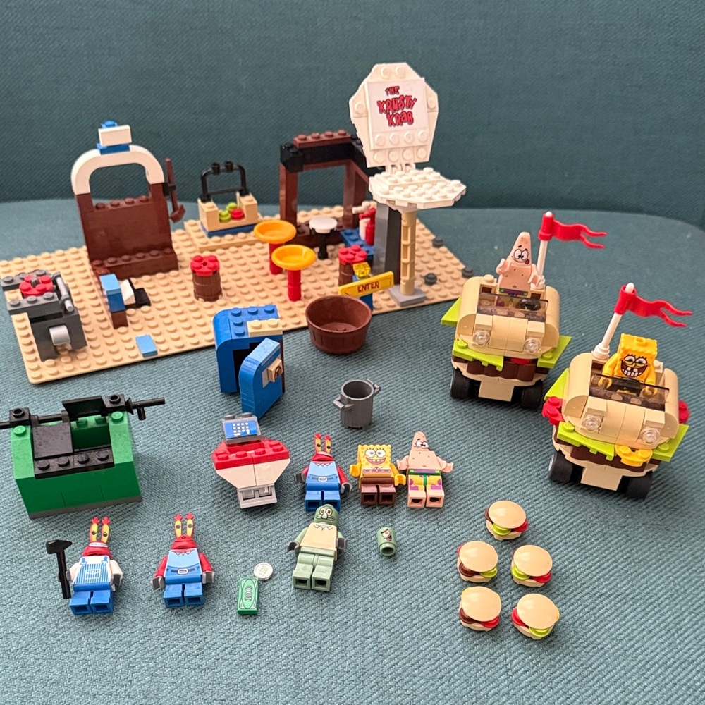 LEGO Sponge Bob Play Set with 2 Krabby Patty Racers and 9 Mini figures